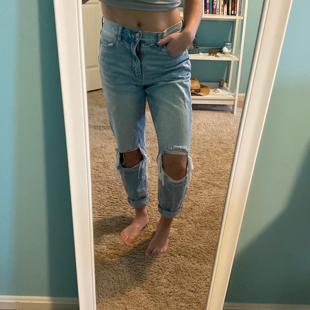 Lightly worn American eagle mom jeans. Fits a size 4